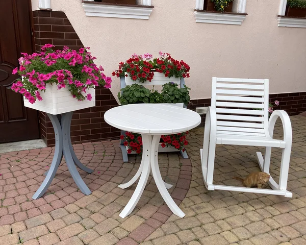 Stolik kawowy na tarasie