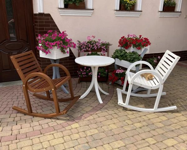 Drewniany bujak ogrodowy